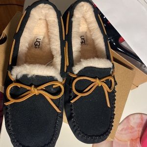 UGG DAKOTA BLACK SIZE 7